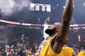 开云-詹姆斯回归赛场，精彩发挥首场状态亮眼，老鹰观众沸腾！的简单介绍